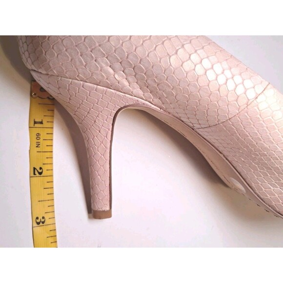 Vince Camuto Size 7B Kira Peep Toe Snakeskin Natural Pearl Heels 3" Leather - Picture 10 of 10